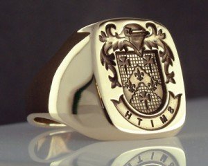 Золотые и серебряные мужские кольца-печатки являются символами королевской принадлежности