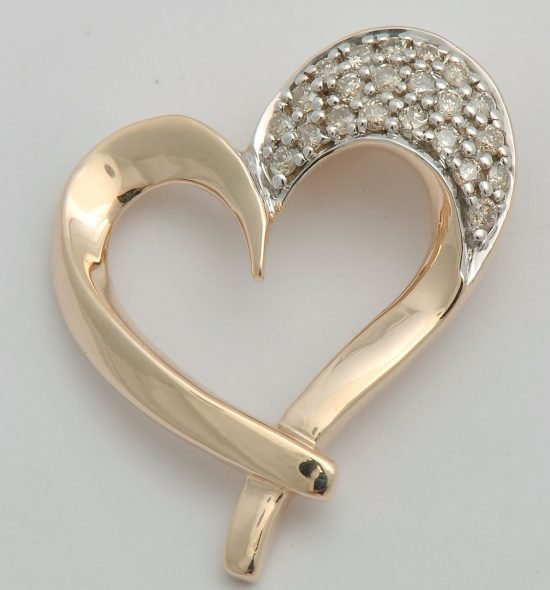 Кулон в форме сердца с бриллиантами