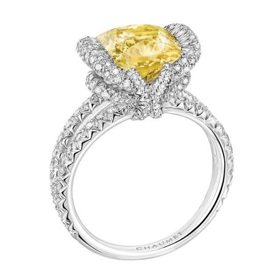 Chaumet Liens изысканное кольцо из белого золота, украшенное 144 бриллиантами круглой огранки и с центральным желтым алмазом в 3.41 карата.