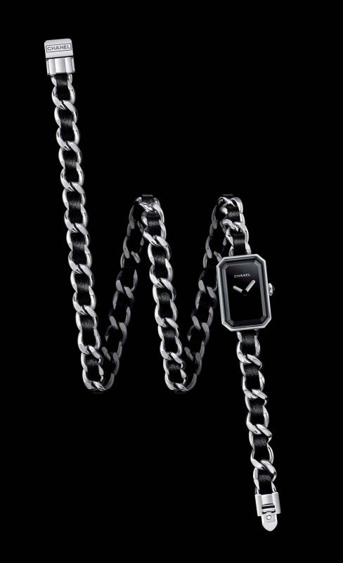 Браслет-часы "Chanel's Premiere Triple Row" с черным лакированным циферблатом и заводной головкой из оникса.