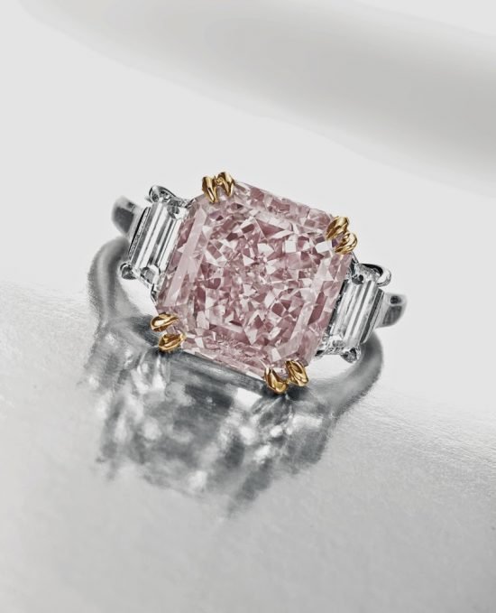 Кольцо из коллекции Riki and Jerome Shaw с розовым бриллиантом в 6 карат, продано за 5,7 млн.дол.
