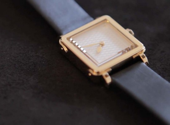 Louis Vuitton Emprise часы выполнены в желтом золоте, доступен вариант с 76 бриллиантами или без них, с мягким ремешком
