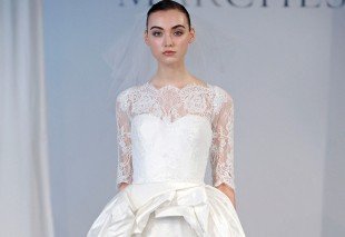 Модель одета в свадебное платье Marchesa. Бренд запустит свою первую ювелирную линию в сезоне осень-зима 2014