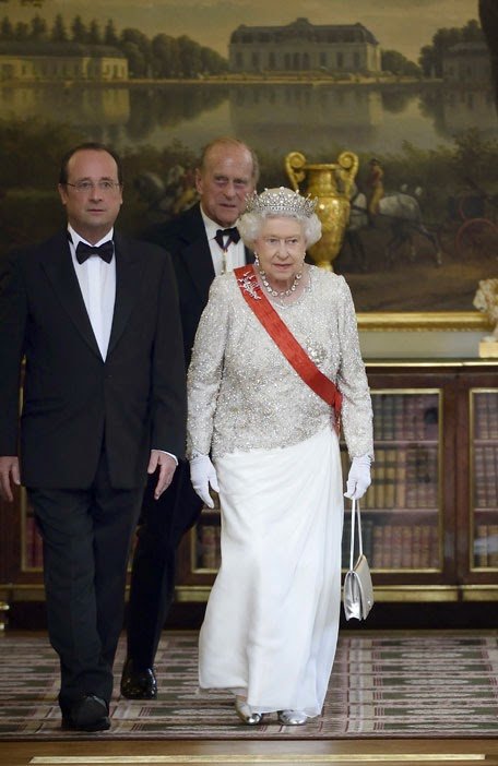 Королева Елизавета II с президентом Франции Франсуа Олландом (слева) и мужем принцем Филиппом
