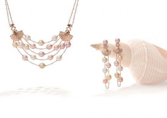 Ожерелье и серьги Boodles Deep Sea Treasure с розовой South Sea и пресноводным жемчугом, нанизанным между золотых раковин, из новой коллекции Ocean of Dreams