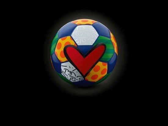 Футбольный мяч (специальный выпуск), используемый в глобальной кампании «Hublot любит футбол», был разработан известным бразильским художником Ромеро Бритто