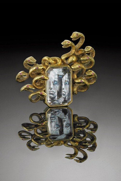 Брошь «Медуза», созданная в сотрудничестве с Сальвадором Дали, 1941 год. Изготовлена из золота, с морганитом и рубином, создает миниатюрное изображение Медузы Дали