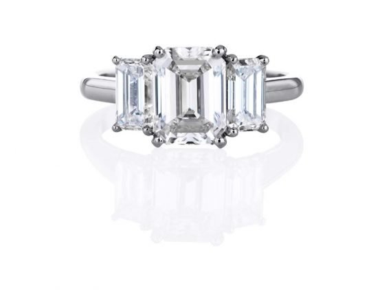 Обручальное платиновое кольцо от Asprey с алмазом в форме «подушечки» и круглыми блестящими бриллиантами на платиновой полосе (£ 8 000).
