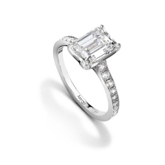 Обручальное платиновое кольцо «Классический Уинстон» от Harry Winston с алмазом в форме «подушечки» изумрудной огранки и с коническими багетными драгоценными камнями. Доступны изделия с камнями разного размера.