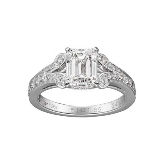 Обручальное платиновое кольцо «Классический Уинстон» от Harry Winston с алмазом в форме «подушечки» изумрудной огранки и с коническими багетными драгоценными камнями. Доступны изделия с камнями разного размера.