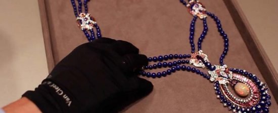 Ожерелье Rose Marine от Van Cleef & Arpels с центральным опалом Wello, синим лазуритом, турмалинами и бриллиантами вдохновлено индийскими закатами