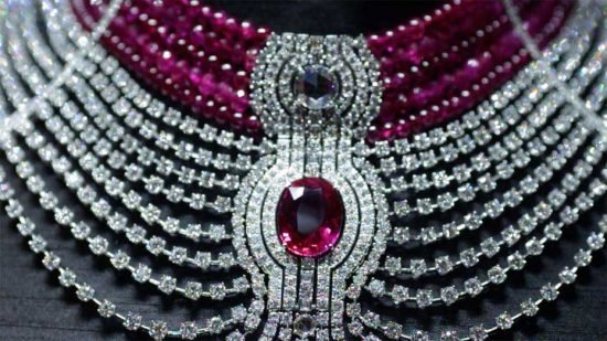 Созданное специально для Biennale des Antiquaires ожерелье Reine Makéda из новой коллекции Royal от Cartier блистает своим 15 каратным рубином из Мозамбика овальной формы