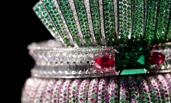 Кольцо Dior Bar en Corolle Diamant из белого золота с бриллиантами, розовыми и фиолетовыми сапфирами, изумрудами и зелеными гранатами