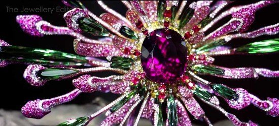 Волшебная брошь Vividity от Wallace Chan с редким турмалином-эльбаитом в центре, зелеными турмалинами, рубинами, бриллиантами и сапфирами