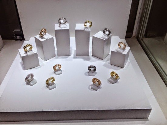 Составные кольца «Fortune» различных цветов и дизайнов от Gold Source Jewellery, выставленные под их брендом 5 Star Jewelry