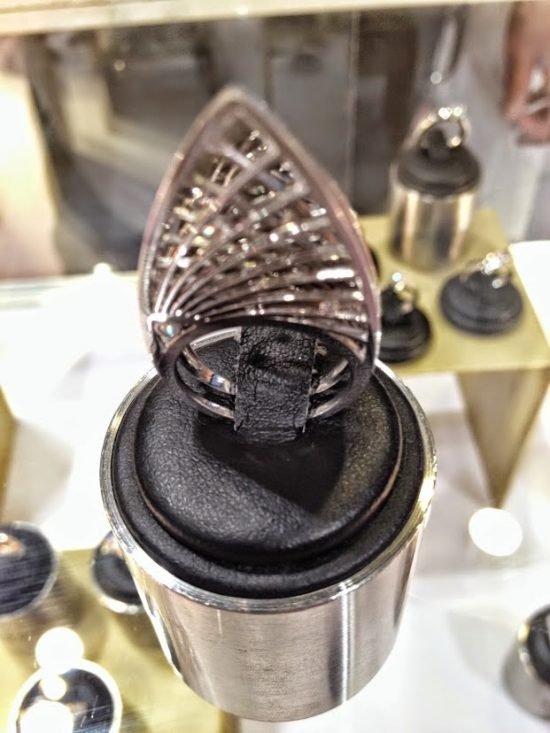 Современный дизайн кольца Ascension из белого золота с бриллиантами от Inspired Jewellery
