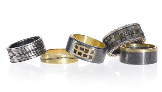 Новая коллекция ювелирных украшений для мужчин от Todd Reed включает более чем 600 изделий, в том числе: пряжки, кольца, браслеты, подвески для собак, а также более традиционные мужские аксессуары - запонки