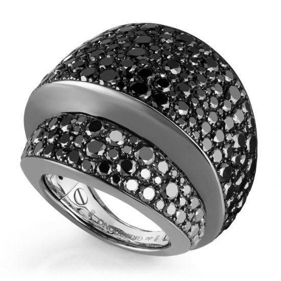 Бриллиантовое кольцо Tubetto от De Grisogono из белого золота покрыто черным родием и украшено паве из черных бриллиантов.