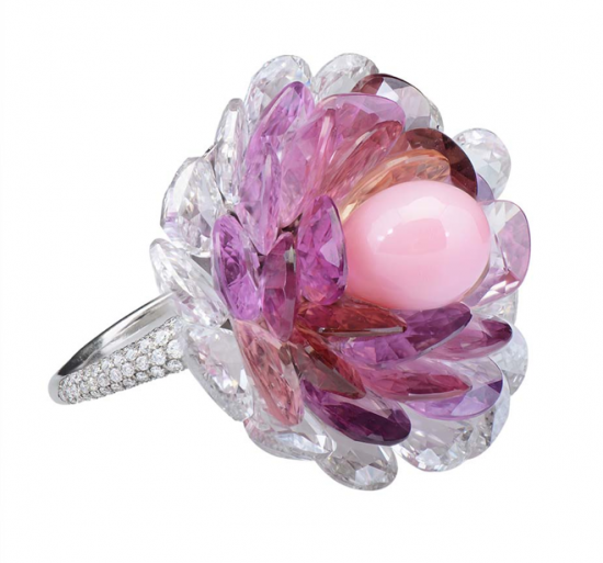 Дизайн нового кольца Morelle Davidson позволяет лепесткам двигаться вместе с движениями владельца, как будто это настоящий цветок.