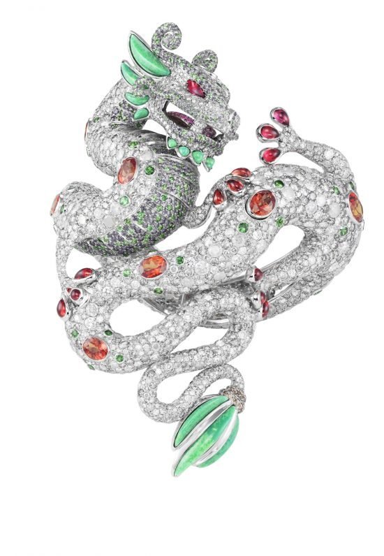 7: Браслет «Dragon» («Дракон»), покрытый рубинами, алмазами, изумрудами и бирюзой, сочетает основные культурные символы китайского дракона и Пернатого Змея ацтеков. (Харуми Клоссовска для фирмы «Chopard»)