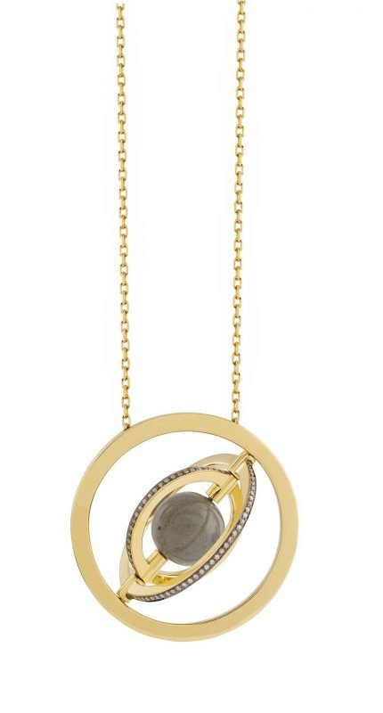 Кулон «Urania» с находящимся в его центре 7.17-каратным лабрадоритом сферической формы, окруженным тремя вращающимися кольцами из желтого золота, украшенными бриллиантами