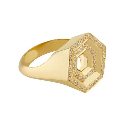 Шестигранное многоуровневое кольцо, изготовленное из желтого золота и украшенное белыми бриллиантами