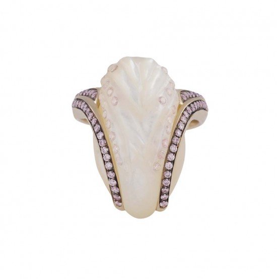 Кольцо из коллекции «Fly Me to the Moon» с белым перламутром, вырезанным в форме крыла со вставленными в него бледно-розовыми алмазами, в оправе из серого золота, инкрустированного розовыми бриллиантами