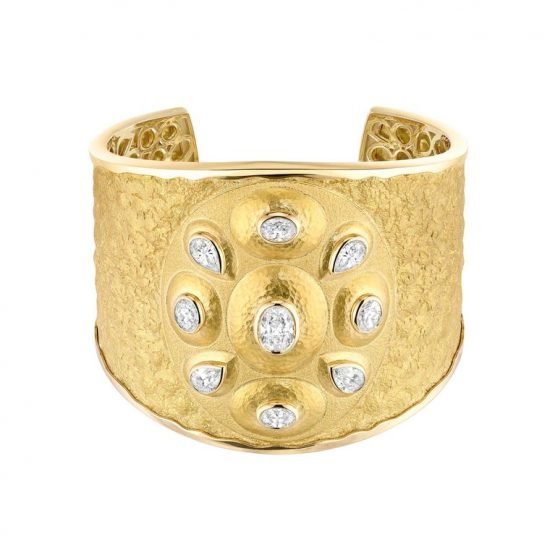Chanel de Talisman Solaire cuff in 18ct yellow gold