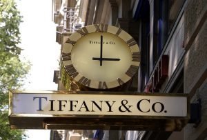 Федеральный суд присяжных в США решил, что торговая сеть Costco должна выплатить 5,5 млн долларов за продажу поддельных колец марки Tiffany