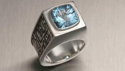Чтобы сделать сюрприз любимому, можно купить кольцо мужское: серебро подойдет идеально