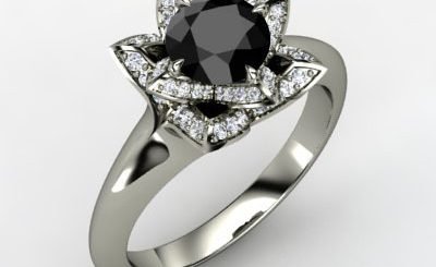 «Космические пришельцы» – серебряные кольца с бриллиантом черного цвета