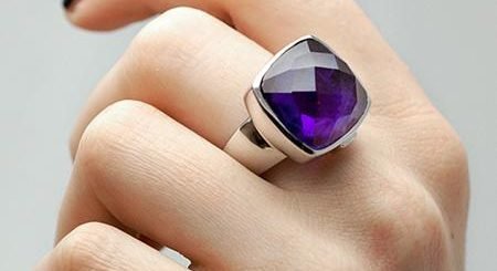 Задавая вопрос «сколько стоит кольцо серебряное с бриллиантом?», сначала обращаем внимание на свою ладонь