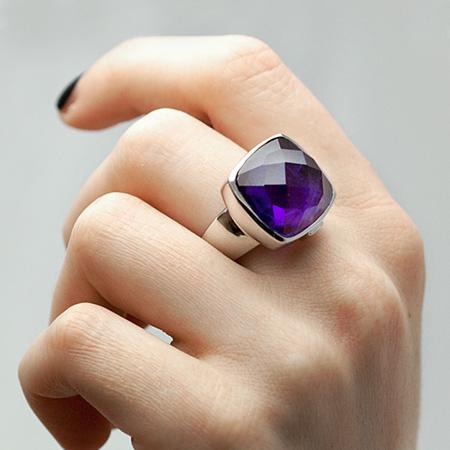 Задавая вопрос «сколько стоит кольцо серебряное с бриллиантом?», сначала обращаем внимание на свою ладонь