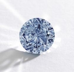 На аукционе «Сотбис» (Sotheby's) будет продан ярко-голубой бриллиант весом в 7,5 карата