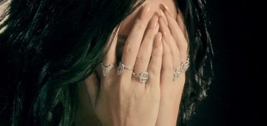 Кэти Перри примерила украшения от V Jewellery в своем новом музыкальном видео