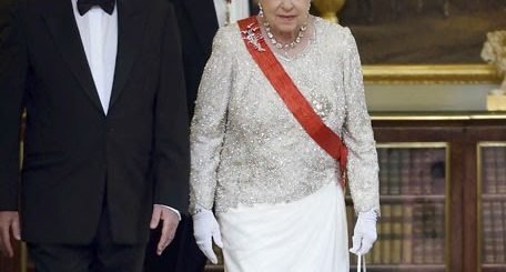 Королева Елизавета пришла в тиаре и бриллиантах на представительский обед с президентом Франции