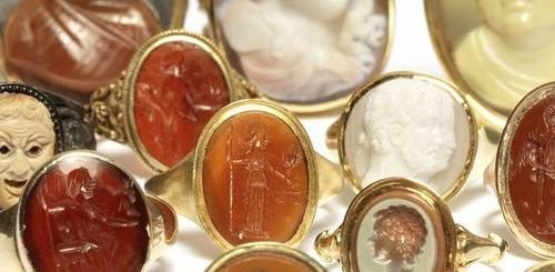 На аукционе Bonhams в Лондоне будут продавать самую крупную коллекцию колец прошлого века с камеями и инталиями