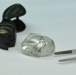 Необработанный алмаз весом в 198 карат найден в Лесото