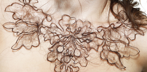 Ожерелья из человеческих волос приводят в восторг на выставке New Designers
