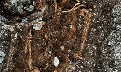 Во Франции найдено золотое ожерелье весом в полкилограмма на скелете возрастом 2500 лет