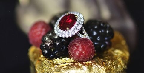 На день рождения королевы отель в Новом Орлеане представил торт за 90 тысяч долларов с рубином и золотом