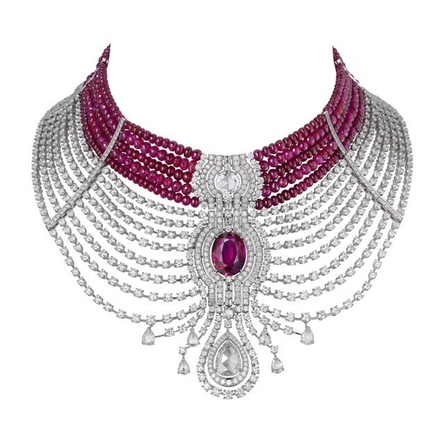 Название Reine Makéda получило ожерелье, украшенное двумя 15-каратными моза...