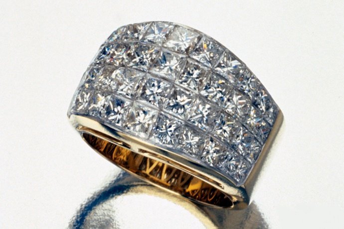 Что визуально увеличивает бриллиант в обручальном кольце?