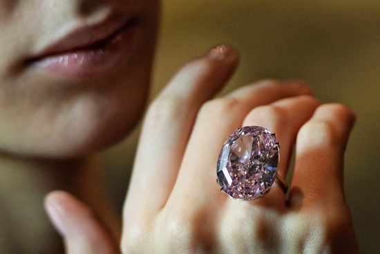 Бриллиант «Розовая звезда» стал самым дорогим драгоценным камнем, проданным на аукционе
