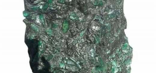 Бразильские шахтеры обнаружили громадный изумруд массой 360 кг