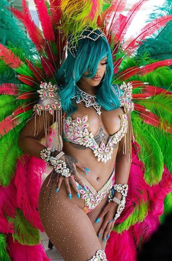 Фото Рианны в карнавальном костюме на острове Барбадос
