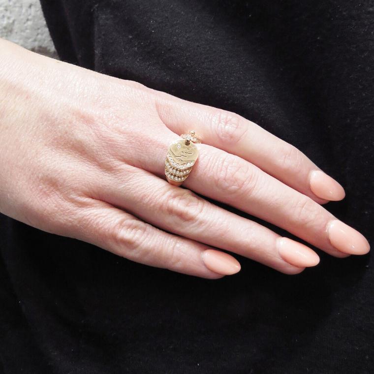 Женские кольца с печатками: возвращение классики