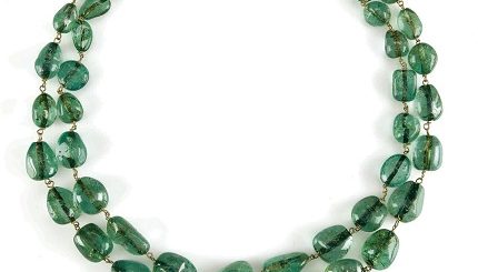 Изумрудное ожерелье, весящее около 538 карат, было продано на аукционе Astaguru «Изящные ювелирные изделия и серебро» по цене 1 64 22 000 рупий