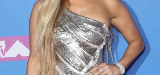 На 2018 MTV Video Music Awards Дженнифер Лопес надела платиновые украшения 