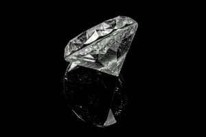 Почему алмазы такие твердые?